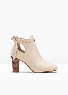 Nilkkurit koristeleikkauksilla