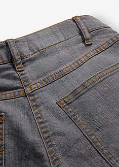 Keskivyötäröiset suorat joustavat farkut