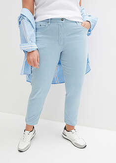 Kulutetun näköiset tvillihousut lyhyillä lahkeilla