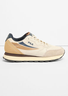 Fila-sneakerit pehmeästä materiaalista
