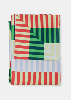 Päiväpeite värikkäillä raidoilla